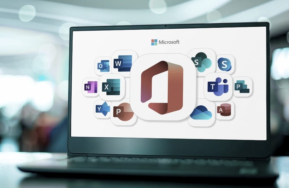 Ein schwarzer Laptop, auf dessen Bildschirm das Microsoft-Logo umgeben von vertrauten Anwendungssymbolen wie Word, Excel und Outlook abgebildet ist. Das Bild veranschaulicht, wie syskypo durch moderne Cloud-Lösungen flexibles und ortsunabhängiges Arbeiten im Rahmen ganzheitlicher IT-Dienstleistungen ermöglicht.