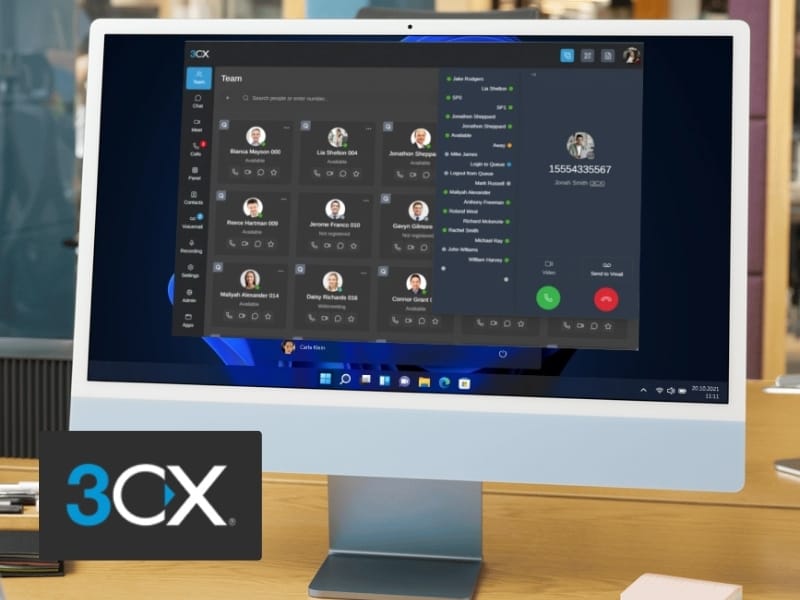 Ein silberner Computermonitor auf einem Holzschreibtisch zeigt die moderne, übersichtliche Benutzeroberfläche der 3CX-Cloud-Telefonanlage mit einer Teamübersicht und aktiven Anruffunktionen. Unten links ist das offizielle 3CX-Logo eingeblendet. Diese flexiblen Telefonielösungen werden von Kyrillos Poutakidis bei syskypo eingerichtet, um im Rahmen maßgeschneiderter IT-Dienstleistungen und proaktiver IT-Betreuung standortunabhängiges Arbeiten im Betrieb zu ermöglichen.